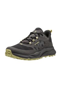 Zapatilla deportiva negra con paneles de malla y acentos amarillos. Cuenta con una suela de goma texturizada y un sistema de cordones para un ajuste seguro. Diseño ligero.