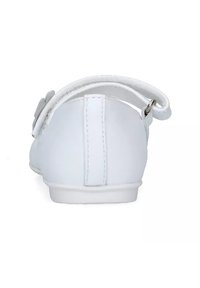 Calzature bianche con una tomaia liscia in materiale sintetico. Tacco arrotondato e cinturino posteriore fissato con hardware argentato. Design minimalista, suola piatta.