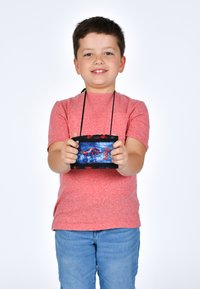 Borsetta nera con cerniera e design stampato che presenta un elicottero rosso su uno sfondo blu. Tenuta da un bambino che indossa una maglietta rossa e jeans.