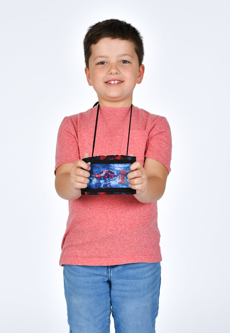 Borsetta nera con cerniera e design stampato che presenta un elicottero rosso su uno sfondo blu. Tenuta da un bambino che indossa una maglietta rossa e jeans.