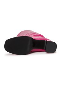 Botine roz lucioase până la gleznă, cu un toc din cauciuc texturat negru. Botinele au un design neted și elegant, cu un suport superior căptușit.