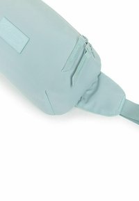 Pouch in nylon blu chiaro con chiusura a zip, dalla forma piatta e superficie texturizzata. Include una tracolla per il fissaggio o il trasporto.