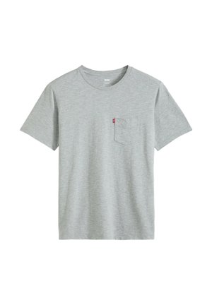 T-shirt grigio melange a maniche corte con scollo rotondo, taschino sul petto a sinistra e una piccola etichetta rossa applicata alla tasca.