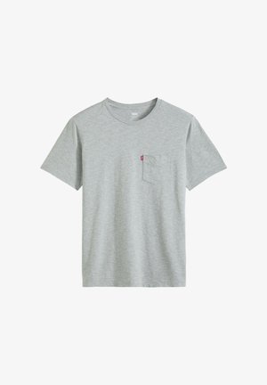 Szary melanżowy t-shirt z krótkim rękawem i okrągłym dekoltem, z kieszenią na lewej piersi oraz małą czerwoną metką przy kieszeni.