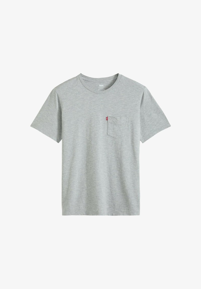 Camiseta gris jaspeado de manga corta con cuello redondo, bolsillo en el lado izquierdo del pecho y una pequeña etiqueta roja adherida al bolsillo.