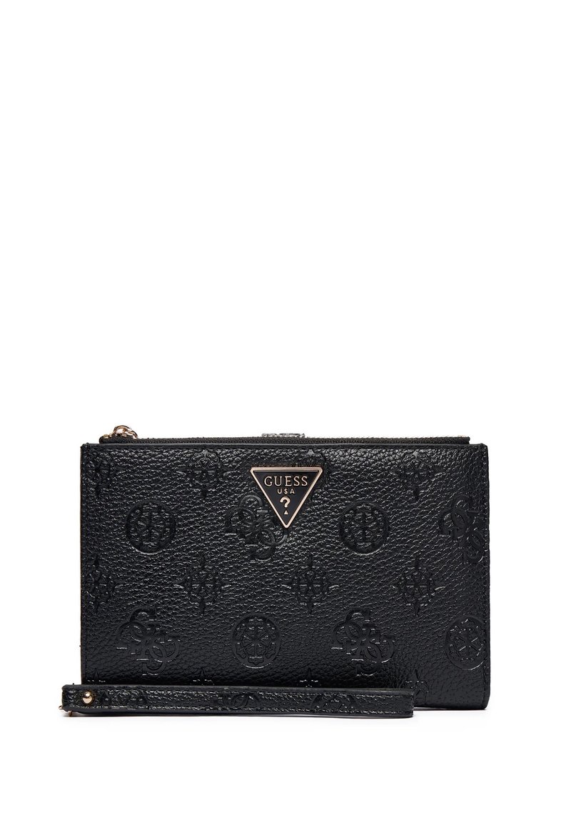 Billetera de cuero negro con patrón texturizado, cierre de cremallera y acento de triángulo metálico con logo. Incluye una correa de muñeca desmontable.
