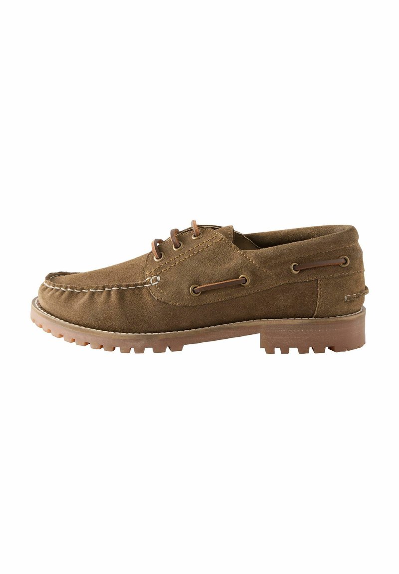 Braune Wildleder-Bootsschuhe mit gestickten Details, zwei Ösen für Schnürsenkel, strukturiertes Profil und einem braunen Gummifersen.