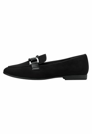 Czarne zamszowe loafersy o eleganckim designie, z skórzaną paskiem i srebrnym akcentem. Niski gumowy obcas, spiczasty czubek i minimalne detale przeszycia.