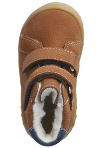 Botte en cuir marron pour tout-petits avec des double bandes Velcro, des coutures décoratives, une doublure intérieure douce et une semelle en caoutchouc.