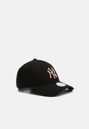 Schwarze Kappe mit gebogenem Schirm, versehen mit einem pink gestickten Logo auf der Vorderseite. Hergestellt aus weichem Stoff mit einem strukturierten Design.