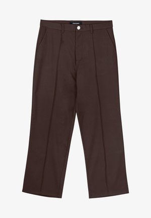 Barna egyenes szárú nadrág, elülső pliszírozással, oldalzsebekkel, övhurkokkal és márkázott gombos záródással a deréknál.