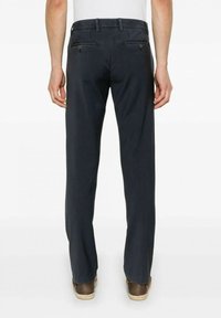 Pantaloni scuri di colore navy realizzati in tessuto, con taglio dritto, due tasche posteriori con chiusura a bottone e vita con passanti per cintura.