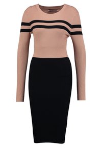 Rippstrickkleid mit langen Ärmeln, bestehend aus einem hellrosa Oberteil und einem schwarzen Unterteil, akzentuiert durch schwarze Streifen über der Brust und an den Ärmeln.