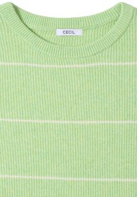 Pull vert clair à rayures avec une texture côtelée et un col rond. L'étiquette indique "CECIL." Les rayures sont blanches et uniformément espacées.