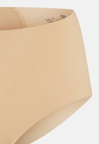 Beige, hochgeschnittene Unterwäsche aus einem strukturierten, glatten Stoff. Verfügt über einen breiten, weichen Bund für Komfort und ein nahtloses Design.