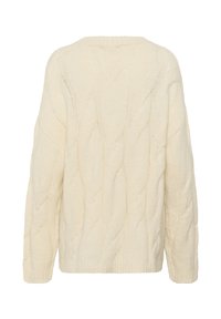 Cremefarbener Kabelstrickpullover mit langen Ärmeln und gerippten Bündchen, Saum und Kragen, von hinten auf weißem Hintergrund gezeigt.