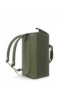 Olivgrüner Rucksack aus strukturiertem Material mit rechteckiger Form, zwei gepolsterten Schulterriemen, einer Seitentasche und einem Tragegriff oben.