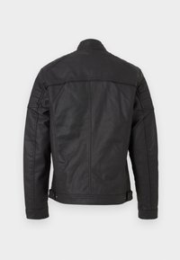 Schwarze Leder-Motorradjacke mit strukturierter Gestaltung, glatter Textur, langen Ärmeln und hohem Kragen, mit minimalen Hardware-Akzenten.