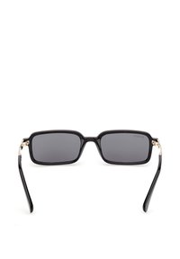 Sorte rektangulære solbriller med mørke linser og tynde stænger, vist forfra på en hvid baggrund.