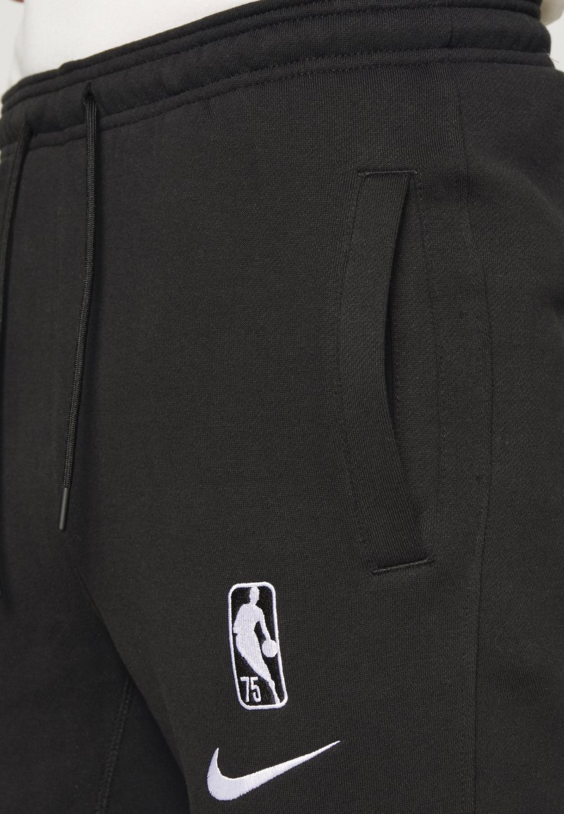 Herren Trainingsanzüge | Nike Performance NBA BROOKLYN NETS FUTURE PANT Vereinsmannschaften black/schwarz - RM72650 Herren Trainingsanzüge | Nike Performance NBA BROOKLYN NETS FUTURE PANT Vereinsmannschaften black/schwarz - RM72650