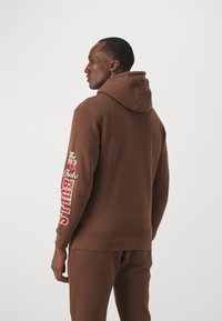 Mitchell & Ness NBA CHICAGO BULLS SUGAR BACON HOODIE - Vereinsmannschaften - brown