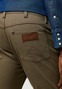 Wrangler LARSTON - Jeans slim fit - tarmac