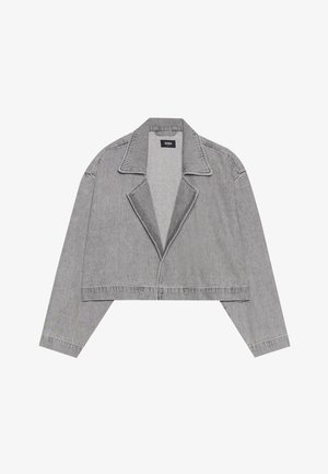 Veste grise courte en denim, avec un col à revers, une ouverture devant, et des manches longues. Design minimaliste avec des détails de couture subtils.