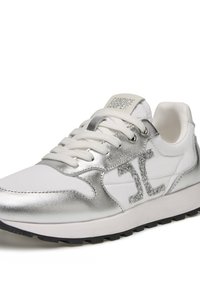 Sneaker bianco con accenti metallici argento, marchio testurizzato e lacci. Presenta una suola imbottita e una finitura liscia sui materiali superiori.