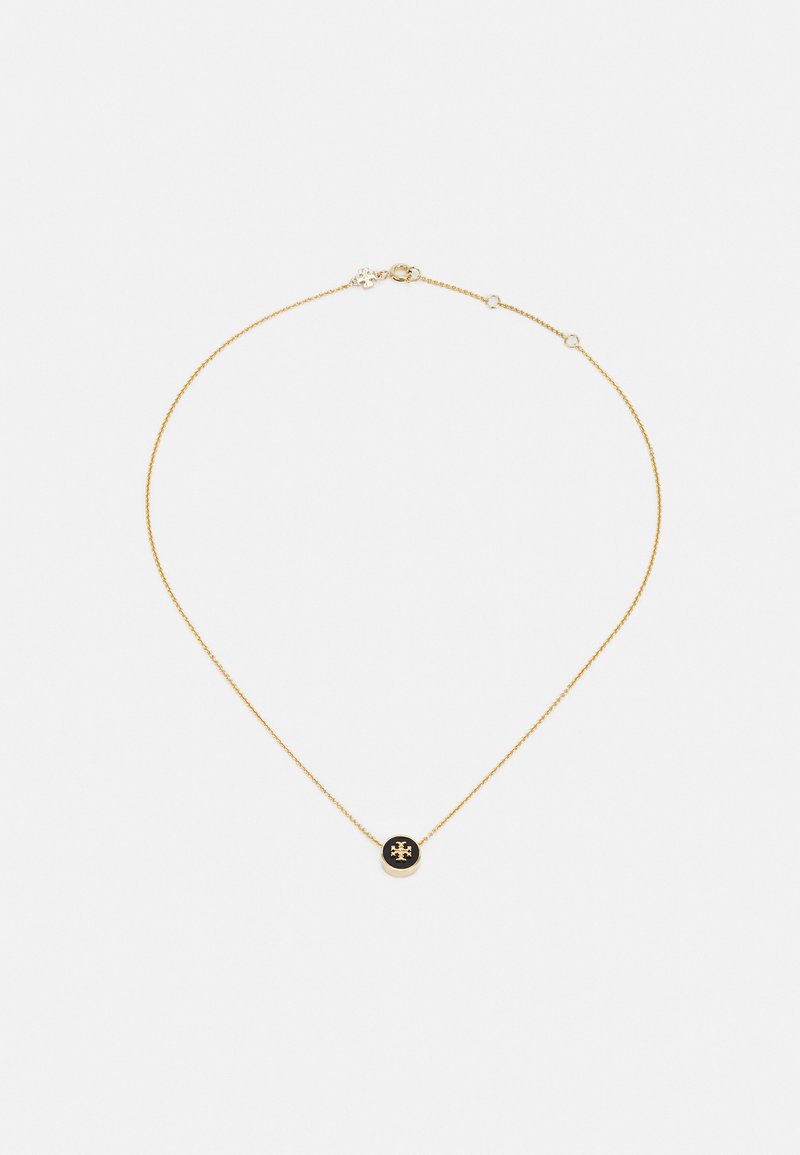 Colar de corrente dourada com um pendente oval preto apresentando um emblema decorativo, textura suave e comprimento ajustável para se adequar.