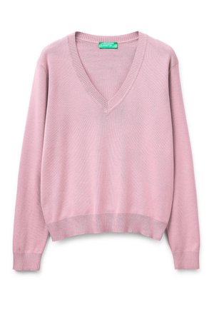 Jasnoróżowy sweter z długim rękawem i dekoltem w serek, z prążkowanymi ściągaczami na mankietach, u dołu i wokół dekoltu, rozłożony płasko, z zieloną metką "United Colors of Benetton" w środku.