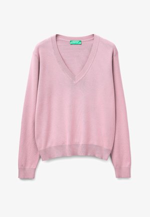 Suéter rosa claro de cuello en V y manga larga con puños, dobladillo y cuello acanalados, colocado plano con una etiqueta verde de "United Colors of Benetton" en el interior.