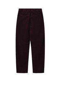 Pantalons en velours côtelé bordeaux avec une coupe décontractée, dotés de deux poches arrière et d'un tissu texturé à côtes. La longueur tombe en dessous du mollet.
