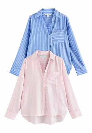 Dwie koszule na guziki z długim rękawem, jedna jasnoniebieska z białymi pionowymi paskami, druga bladoróżowa z subtelnymi paskami, obie z kołnierzykami i kieszeniami na piersiach.