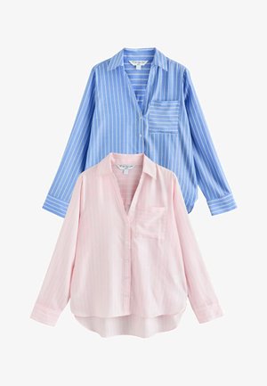 Dvě košile s dlouhým rukávem na knoflíky, jedna světle modrá s bílými vertikálními pruhy a druhá světle růžová s jemnými pruhy, obě s límci a náprsními kapsami.