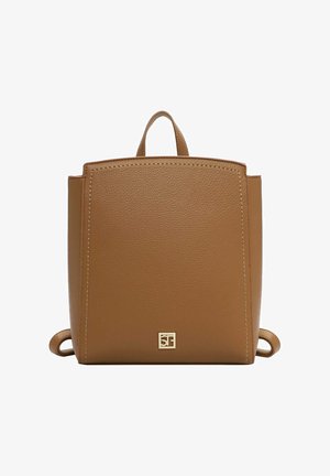 Hnědý kožený batoh s pevnou obdélníkovou konstrukcí, horním držadlem a zlatým logem na přední straně. Strukturovaný povrch.