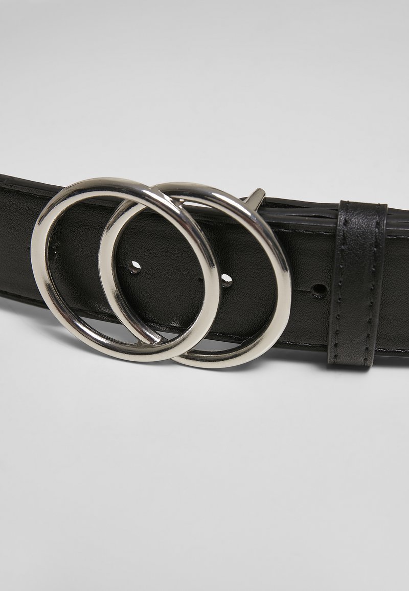 Cintura in pelle nera con fibbia doppia circolare in tonalità argento, texture liscia e fori regolabili lungo la cinghia.