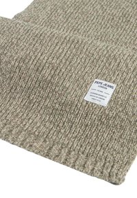 Bufanda de mezcla de lana en tonos beige y verde, con un diseño de trenzado texturizado y una etiqueta blanca con texto negro que detalla la marca, Pepe Jeans London.