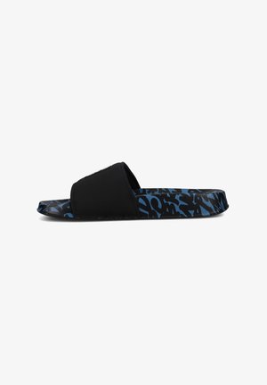 Sandale noire à semelle plate avec une large sangle et une semelle bleue à motifs comportant des dessins abstraits noirs. Fabriquée en matériau synthétique, durable et léger.