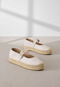 Weißes Leder-Espadrilles mit einer runden Spitze und einer gewebten Jutesohle. Mit einem Knöchelriemen und einer rechteckigen goldenen Schnalle.