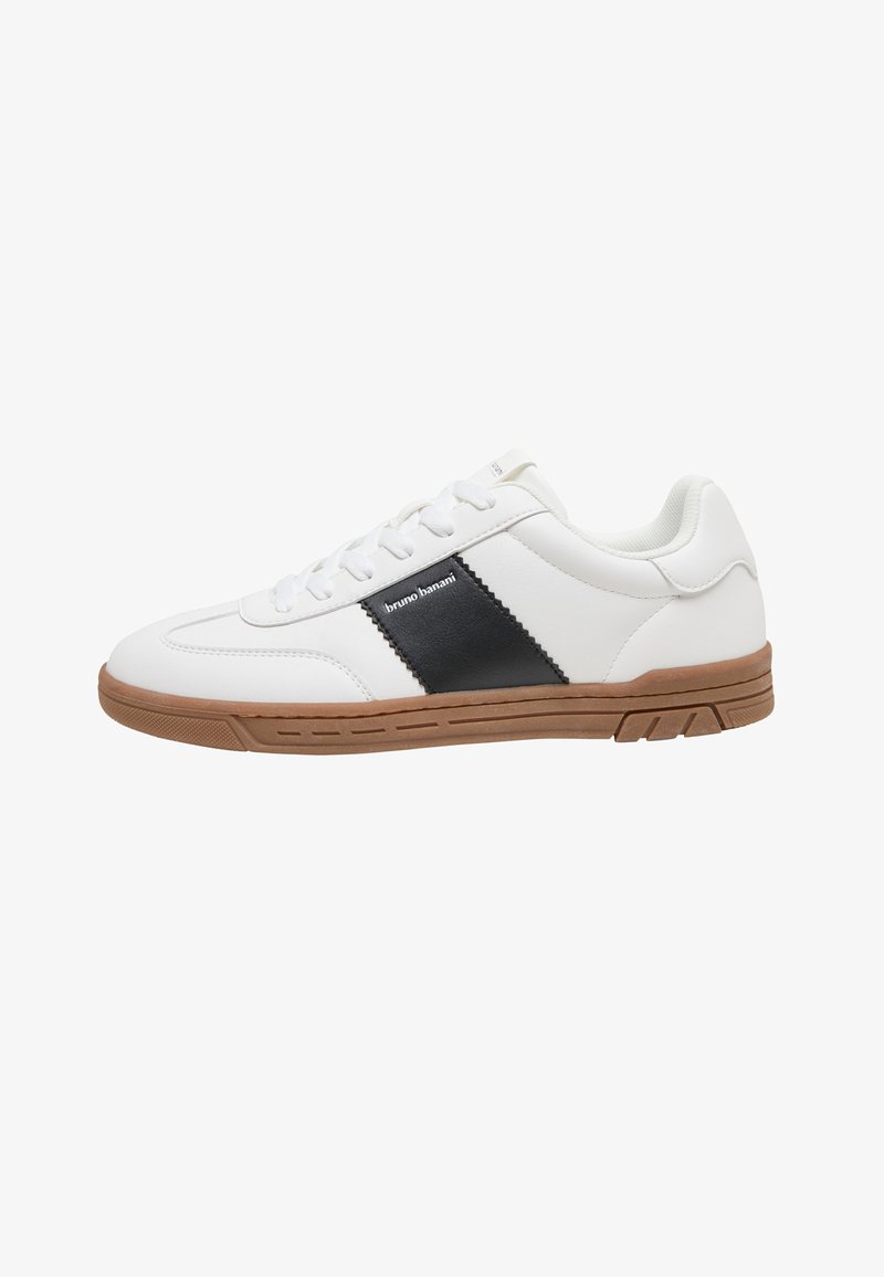 Baskets basses blanches avec semelle marron, panneau latéral noir marqué « bruno banani » et lacets blancs.