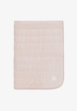 Zacht roze gewatteerd dekentje met horizontale stiksels en een klein vierkant label in de rechterbenedenhoek met een "J"-logo.