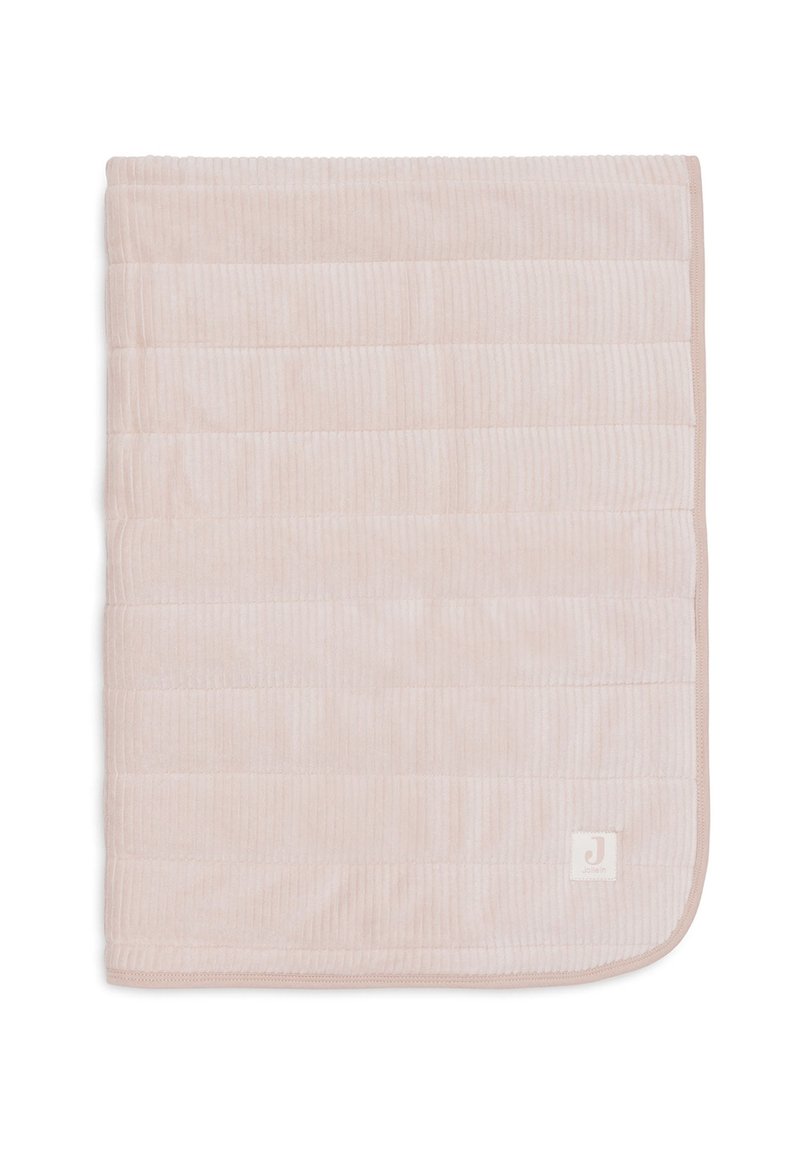 Couverture matelassée rose pâle avec des coutures horizontales et une petite étiquette carrée dans le coin inférieur droit portant un logo "J".