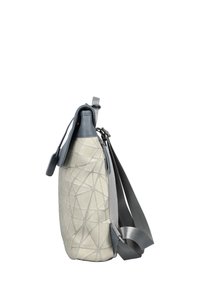 Bolso gris y beige con patrón geométrico, textura de tela suave, cierre de cremallera, correa ajustable y herrajes resistentes. Se muestra vista lateral.