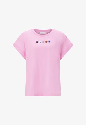 Hellrosa Kurzarm-T-Shirt mit umgeschlagenen Bündchen und fünf kleinen, mehrfarbigen Smileys, die quer über die Brust gestickt sind.