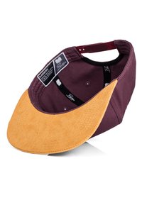Gorra color burdeos con visera de ante beige, que presenta un forro interior visible y etiquetas. La visera tiene una textura con detalles de costura.