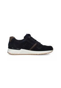 Sneakers da uomo in suede blu navy con un accento marrone, caratterizzati da un design perforato, una suola intermedia bianca e una suola in gomma testurizzata.