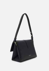 Borsa a tracolla in pelle nera con un design strutturato, chiusura a patta e tracolla regolabile. Presenta dettagli in tonalità oro e una finitura testurizzata.