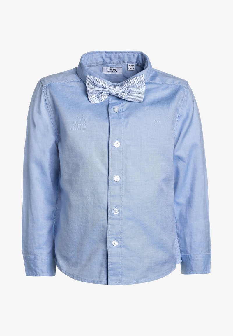 Camicia a maniche lunghe azzurro chiaro con bottoni e papillon coordinato in tessuto strutturato, progettata per un bambino di 3-4 anni.