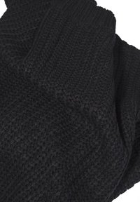 Écharpe noire en tricot avec un motif texturé, présentant un design côtelé. Le tissu semble doux et épais. Aucun matériel ou accent visible.
