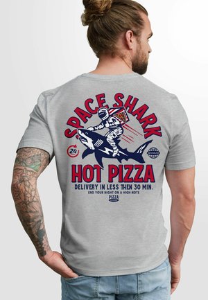 Graues T-Shirt mit einem Grafiken von einem Astronauten, der auf einem Hai reitet, mit dem Text "SPACE SHARK HOT PIZZA" in Rot und Blau sowie Lieferdetails.